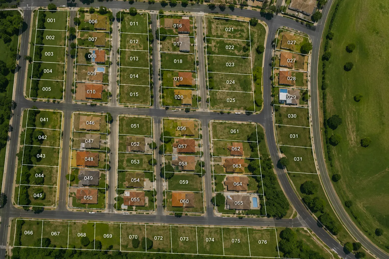 Vista aérea de área urbana com limites de parcelas destacados e identificadores individuais